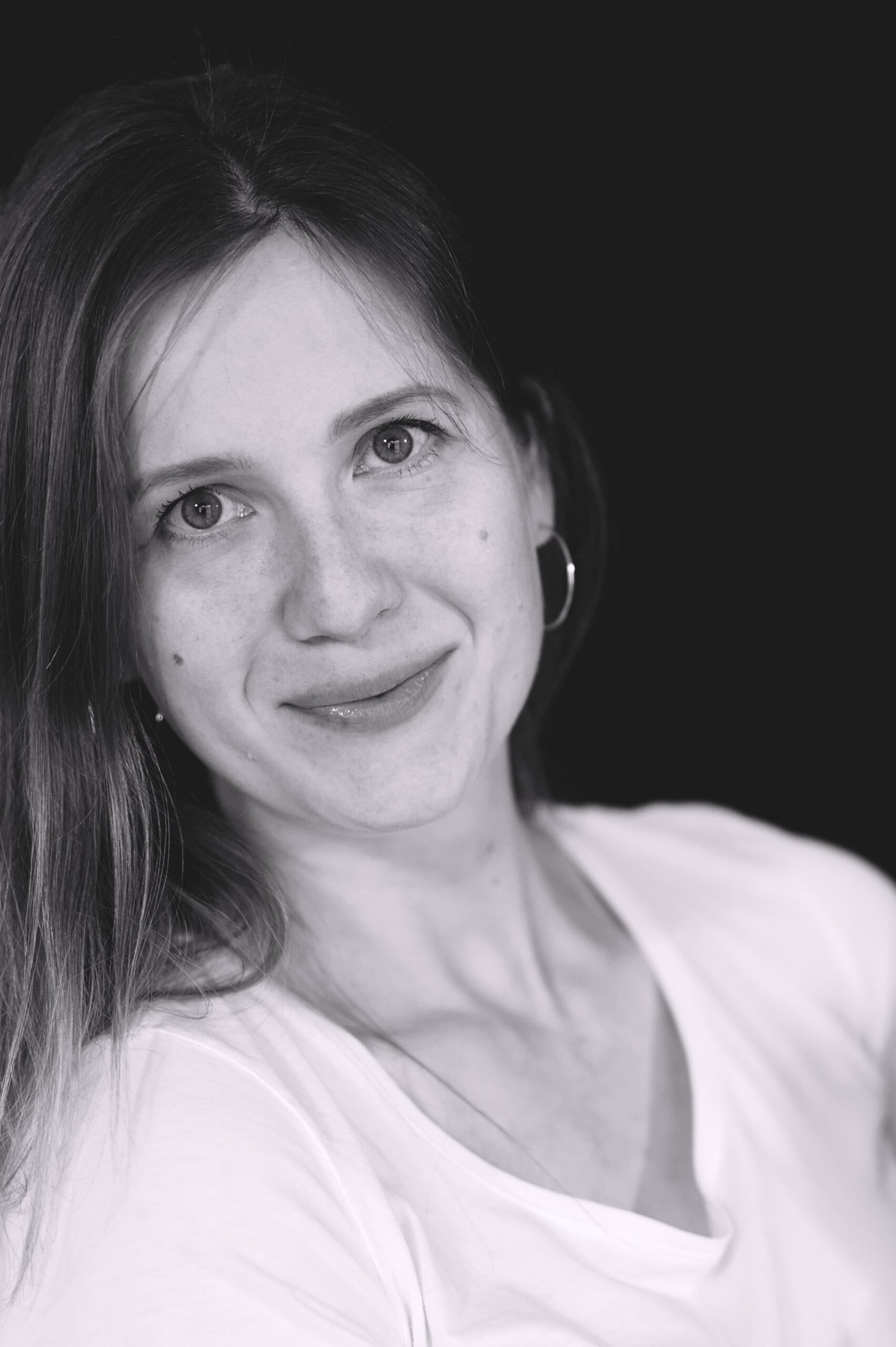 Portrait schwarz weiss Frau vor schwarzem Hintergrund Innografie Schlote Studio